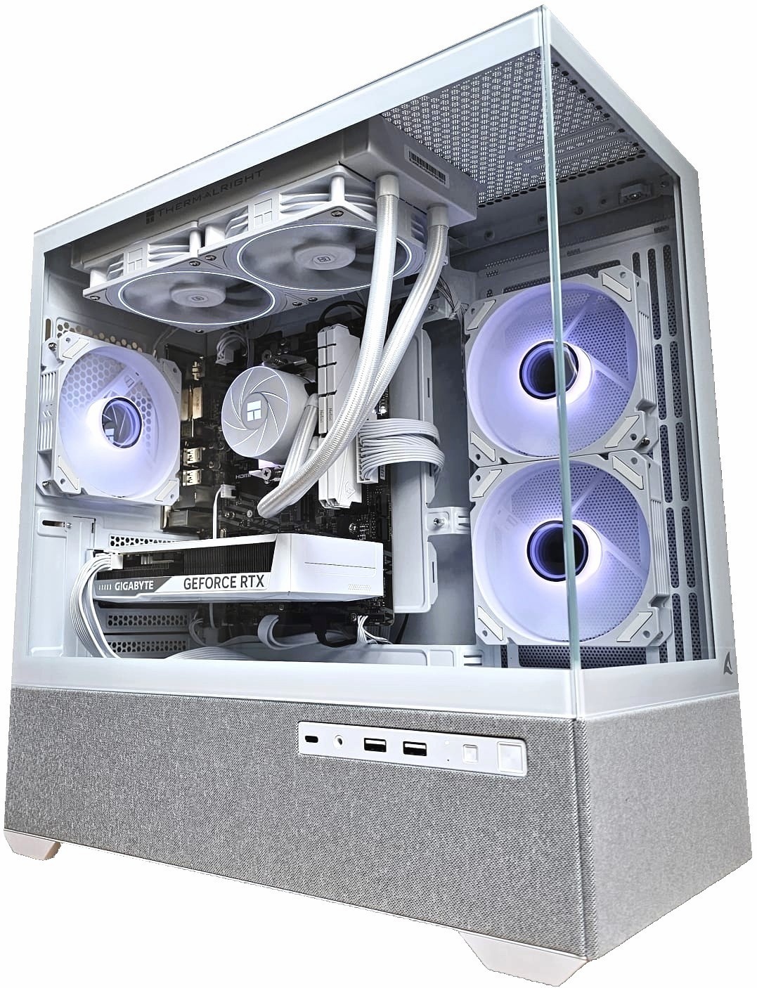 Close-up van een witte gaming pc met glazen zijpaneel, witte bekabeling en verlichte ventilatoren